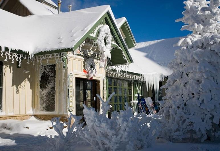 Expedition Station Snowshoe Exterior photo